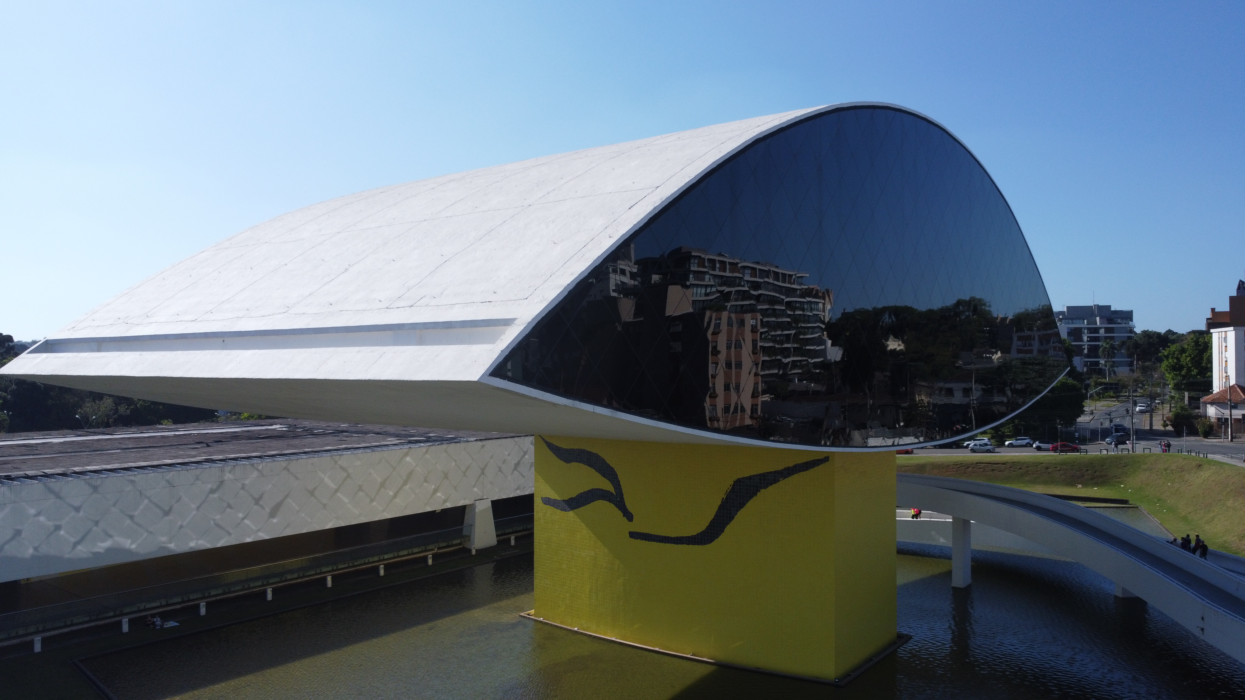 Drone view of the eye-shapecMuseu Oscar Niemeyer