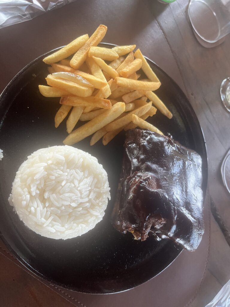 Place with rice, barbecue ribs, and white rice served at Restaurante Alto do Ceu.