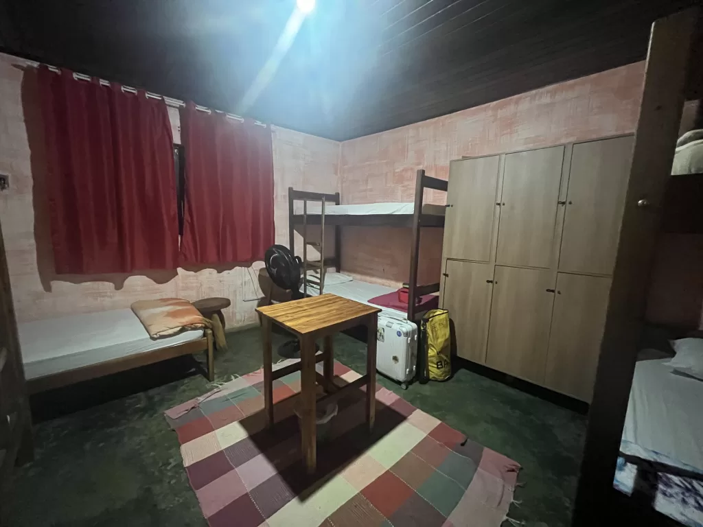 Shared bedroom at Chapada Hostel Pub with simple bunk beds and lockers