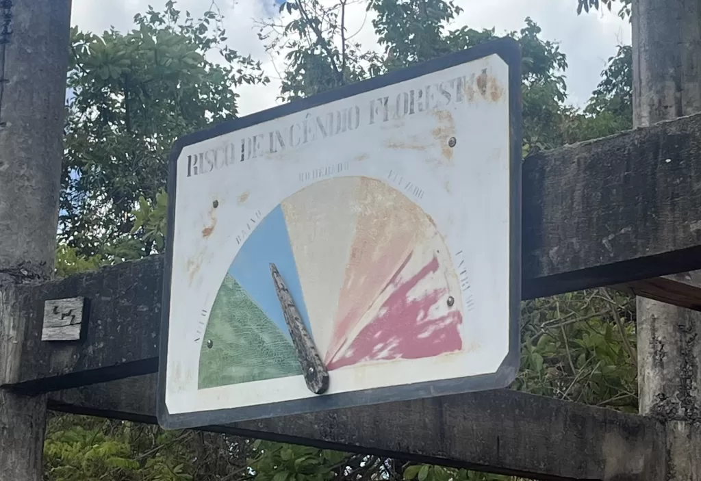 Wildfire risk indicator at the entrance of Véu da Noiva Waterfall indicating low forest fire risk.