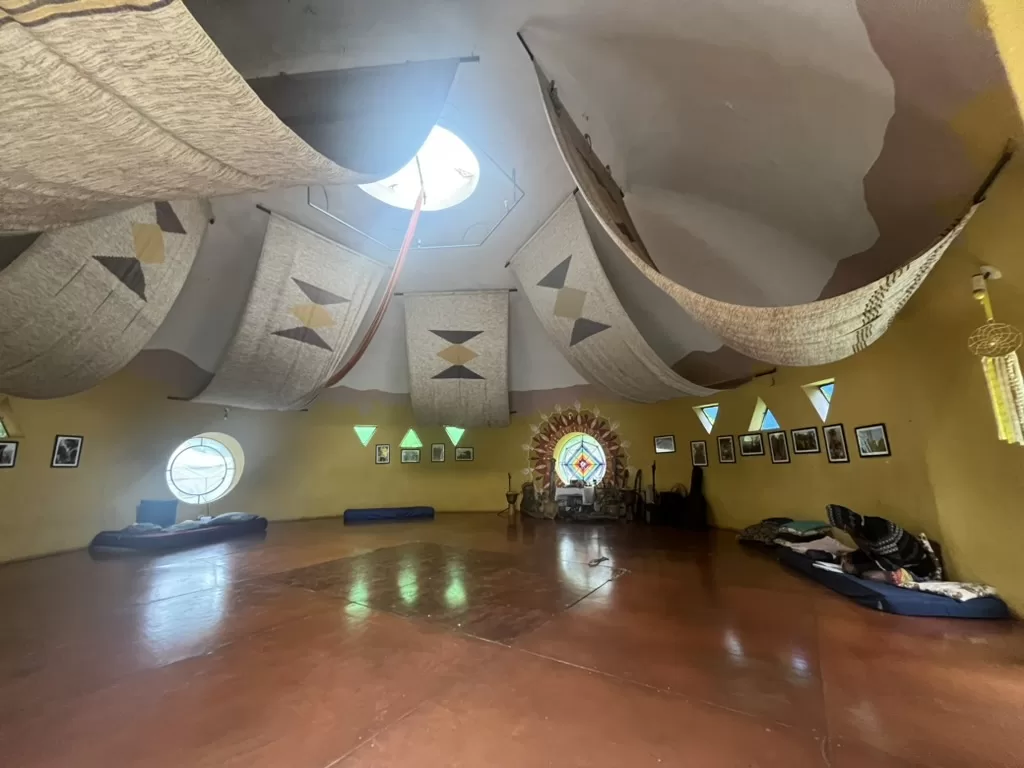 Medidation and ritual space at Espaço Cultural Lotus. The walls are yellow and the space is round. 